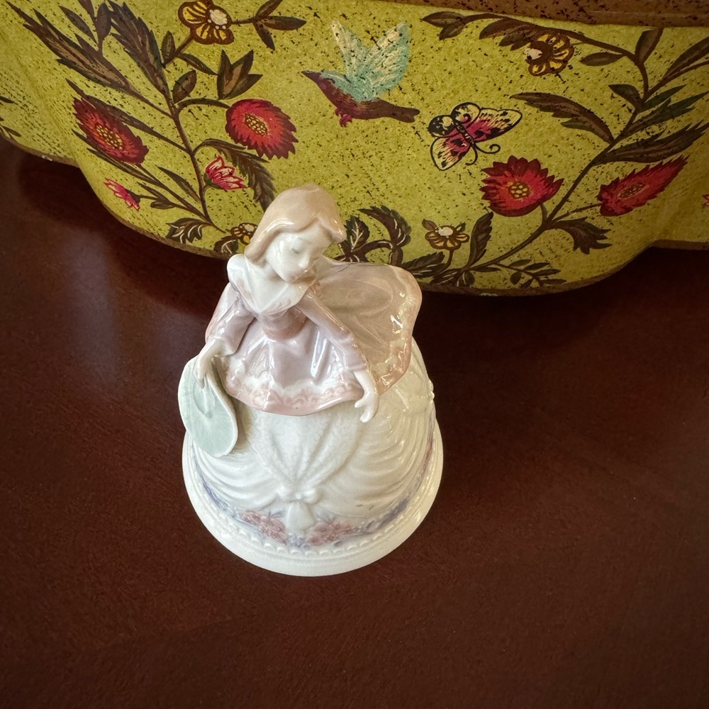 Lladro Lady Figurine in Pink and Cream - Picture 10 of 12